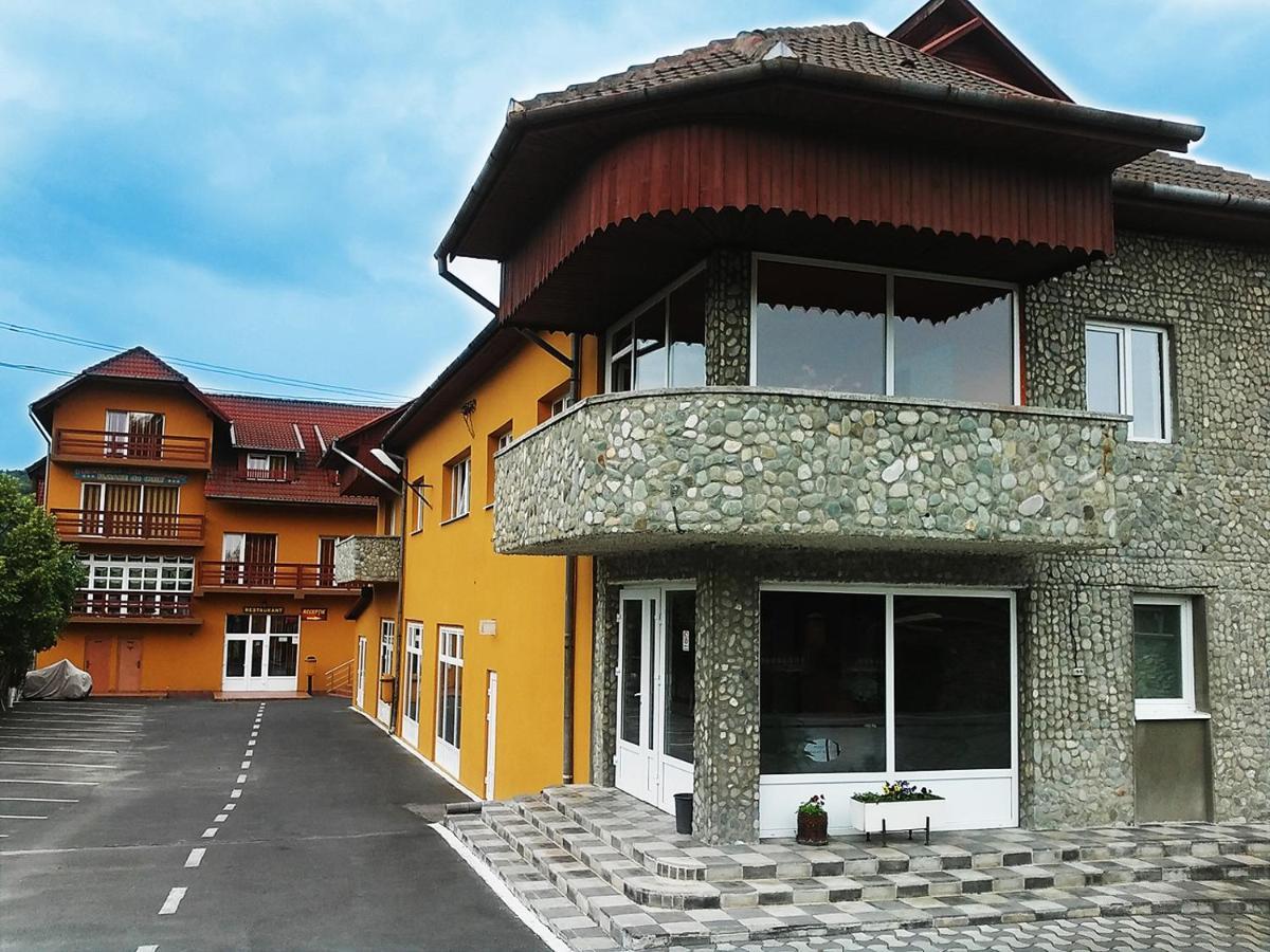 Hotel Floare De Colt Petroşani Esterno foto