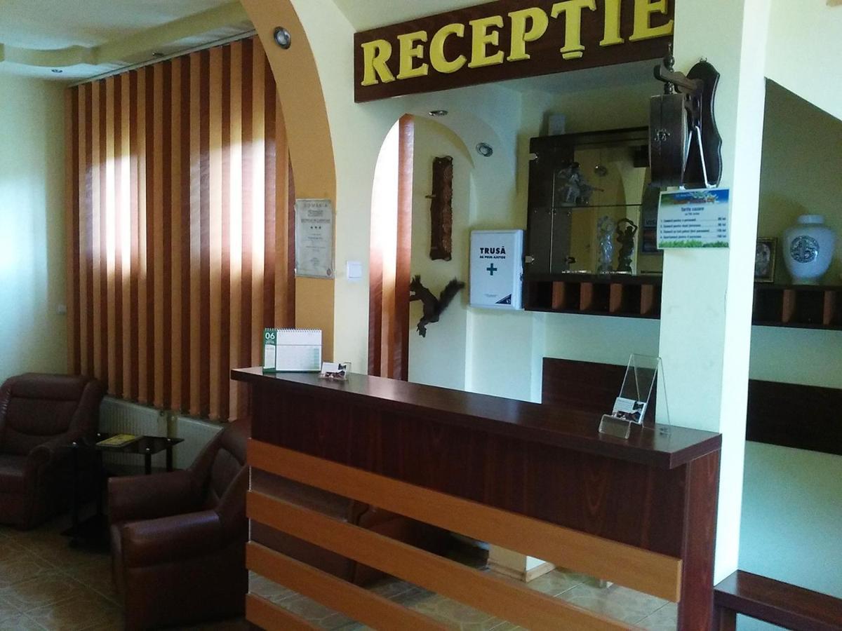 Hotel Floare De Colt Petroşani Esterno foto