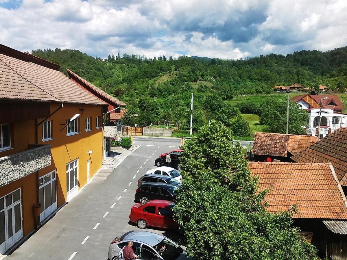 Hotel Floare De Colt Petroşani Esterno foto