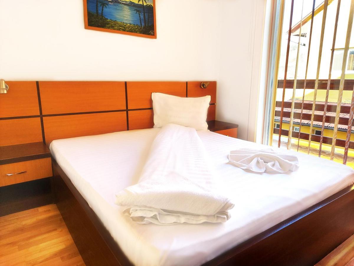 Hotel Floare De Colt Petroşani Esterno foto