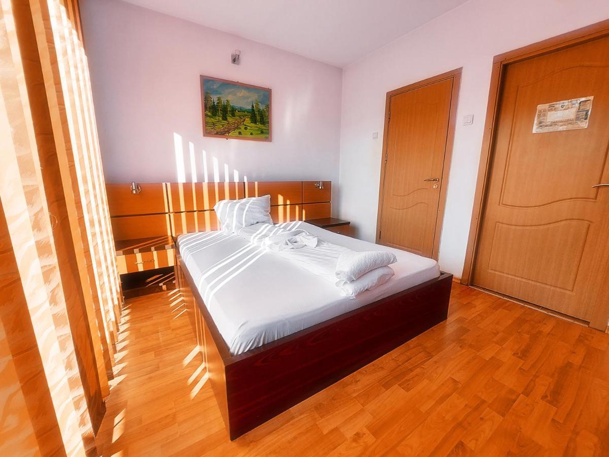 Hotel Floare De Colt Petroşani Esterno foto