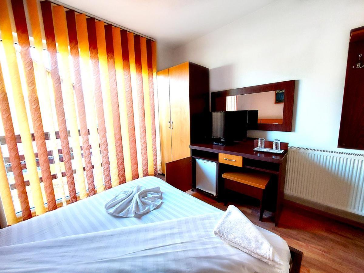 Hotel Floare De Colt Petroşani Esterno foto