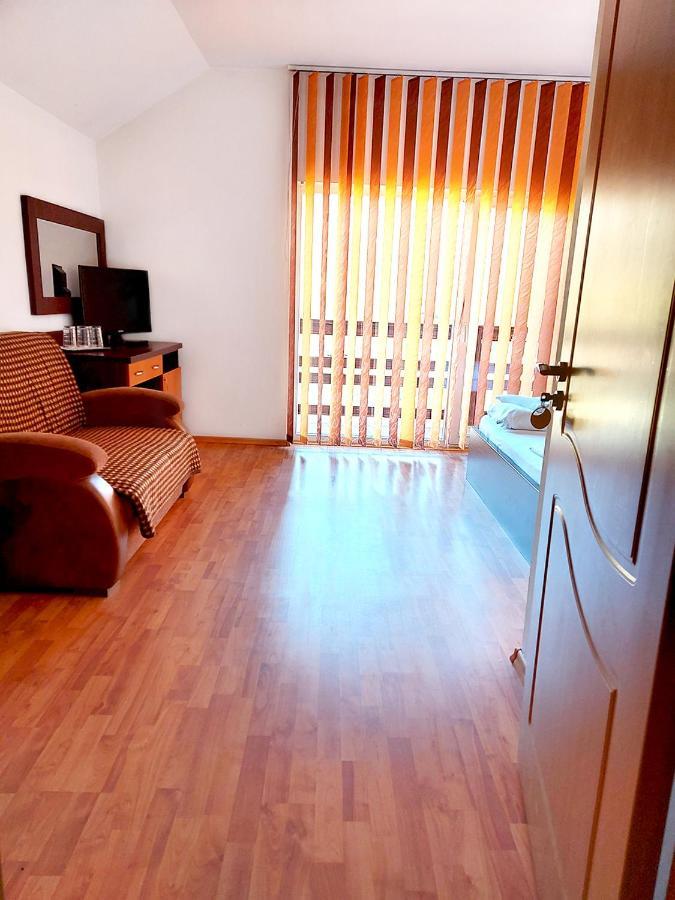 Hotel Floare De Colt Petroşani Esterno foto