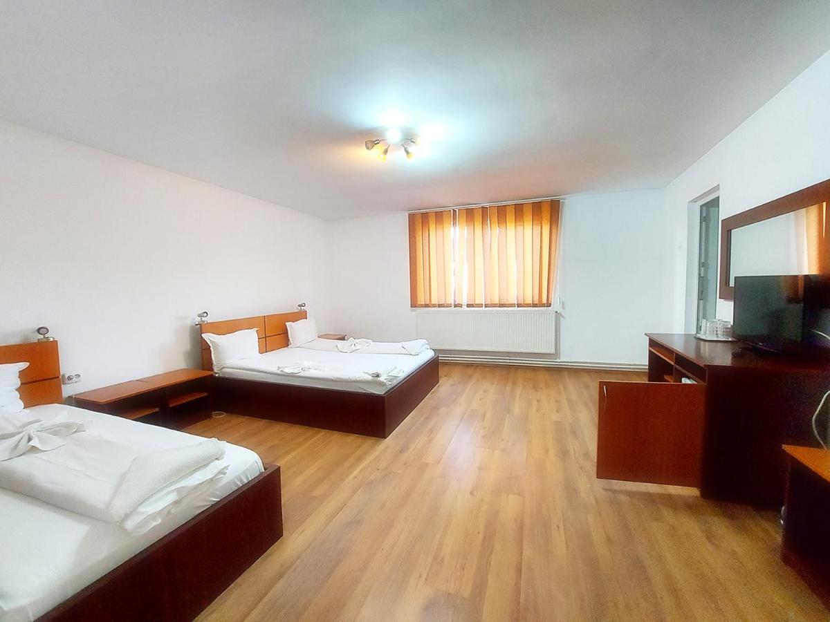 Hotel Floare De Colt Petroşani Esterno foto