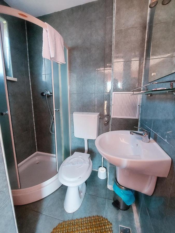 Hotel Floare De Colt Petroşani Esterno foto