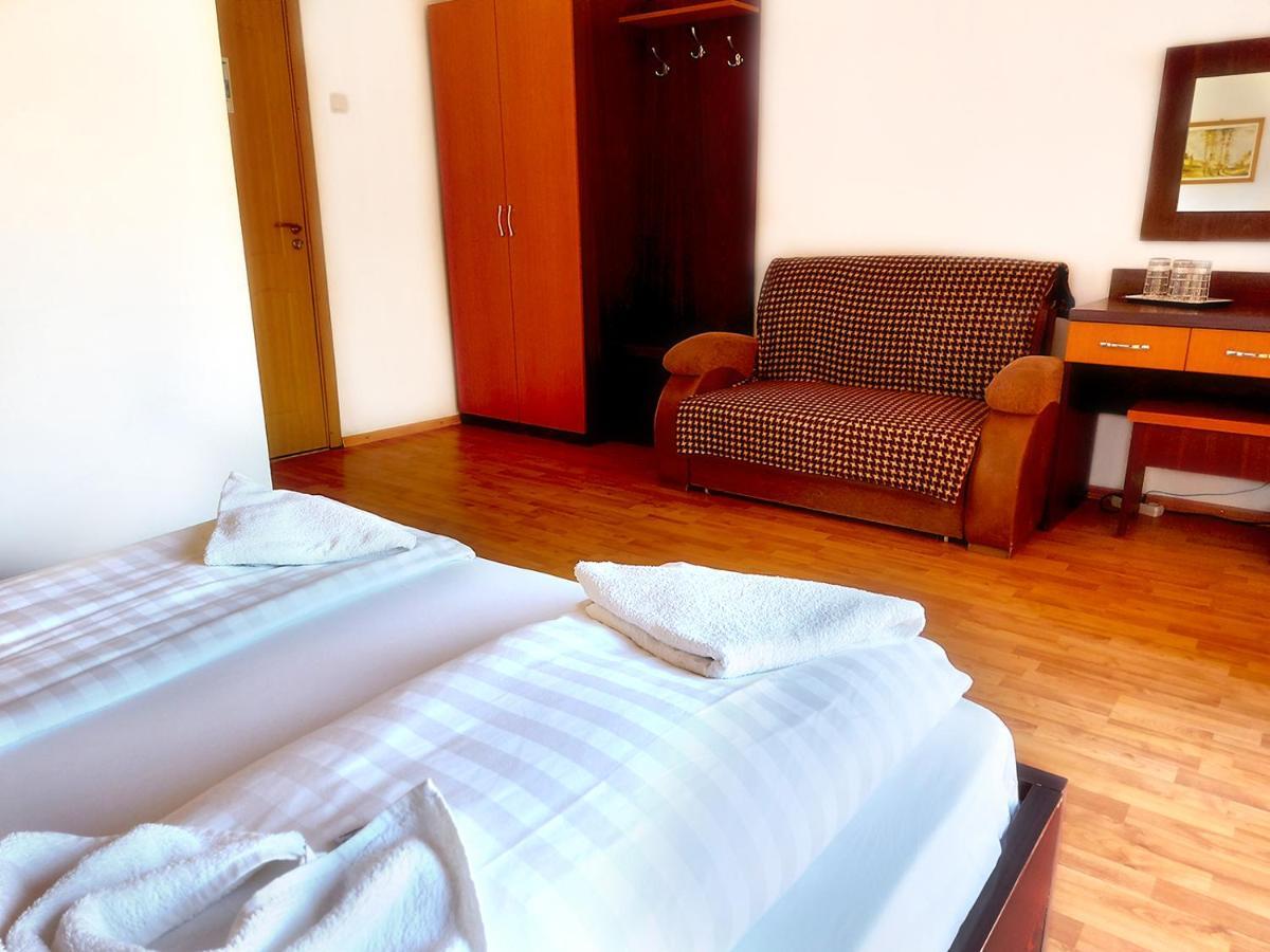 Hotel Floare De Colt Petroşani Esterno foto