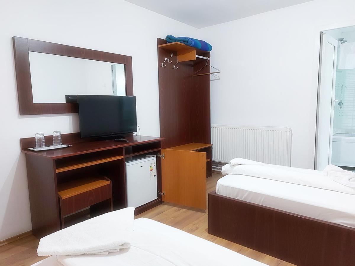 Hotel Floare De Colt Petroşani Esterno foto