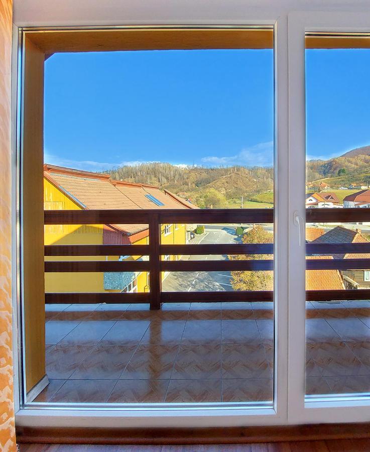 Hotel Floare De Colt Petroşani Esterno foto