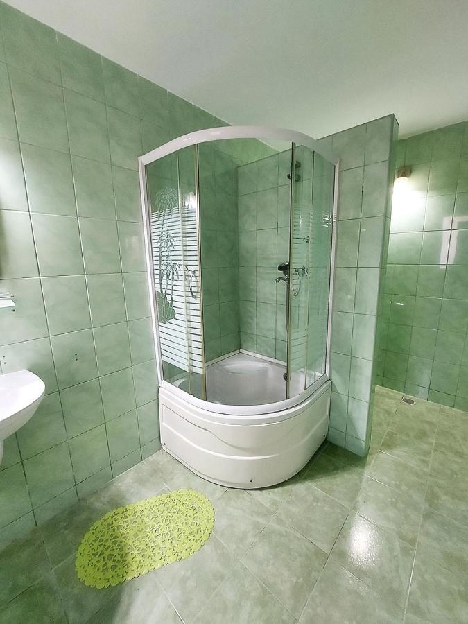 Hotel Floare De Colt Petroşani Esterno foto