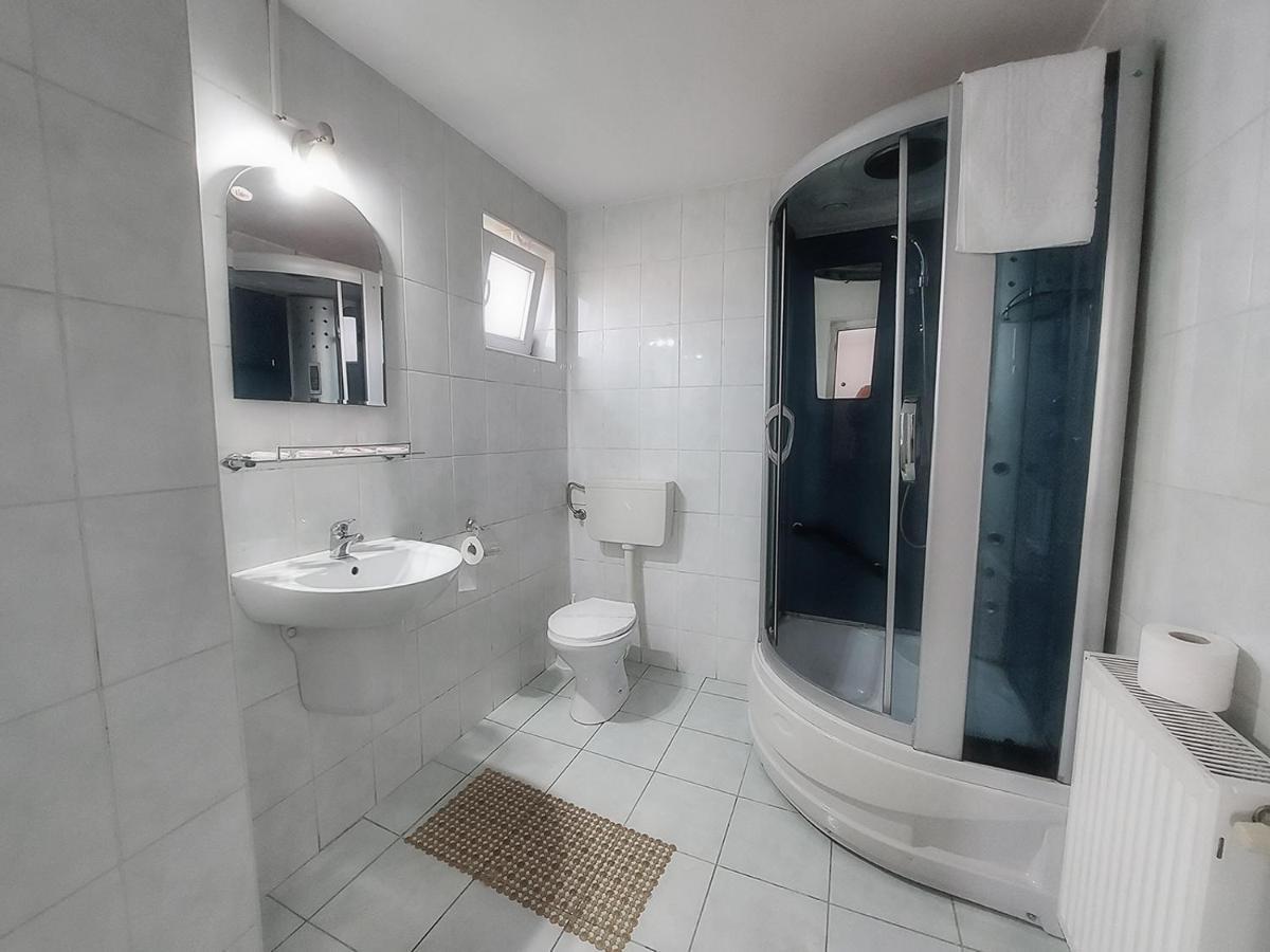 Hotel Floare De Colt Petroşani Esterno foto