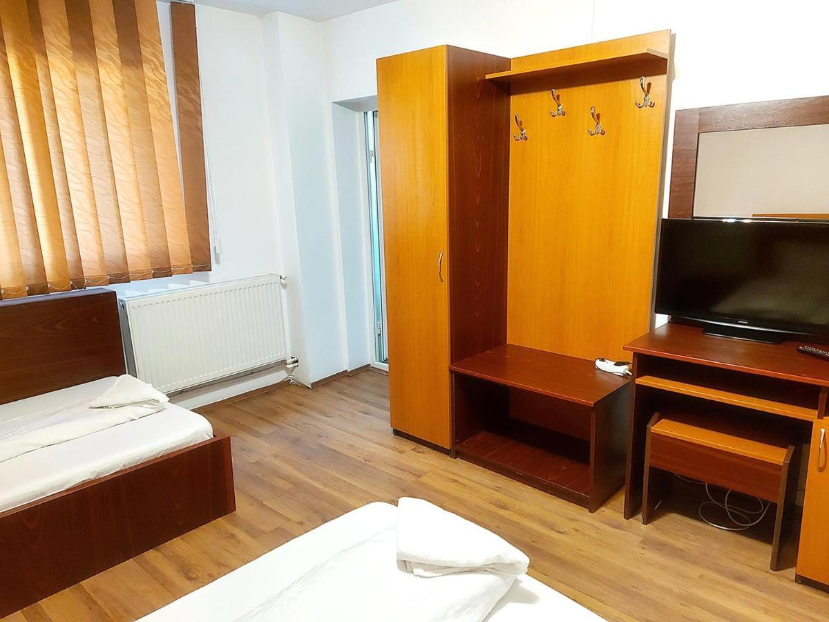 Hotel Floare De Colt Petroşani Esterno foto
