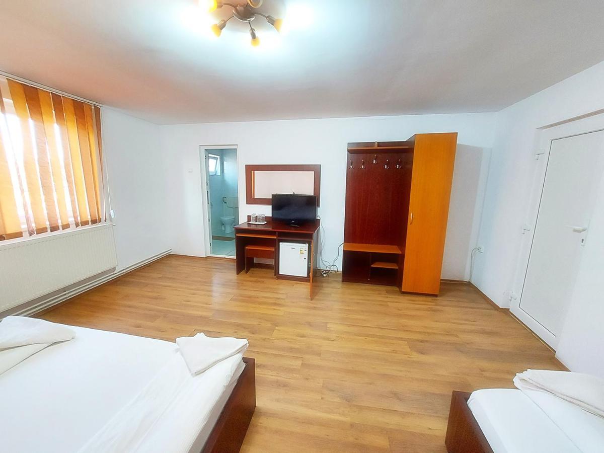 Hotel Floare De Colt Petroşani Esterno foto